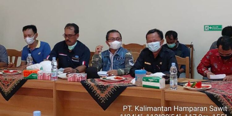 Kepala Dinas Pertanian Kabupaten Gumas Letus Guntur dan lainnya saat memediasi dan memfasilitasi permasalahan antara sejumlah masyarakat dengan PT KHS di Kecamatan Manuhing, Rabu. (Foto : Dinas Pertanian)