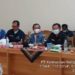 Kepala Dinas Pertanian Kabupaten Gumas Letus Guntur dan lainnya saat memediasi dan memfasilitasi permasalahan antara sejumlah masyarakat dengan PT KHS di Kecamatan Manuhing, Rabu. (Foto : Dinas Pertanian)