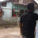 Sekretaris PWI Kabupaten Gumas Arham Said (kemeja hitam) sedang menempelkan stiker Napza di rumah warga di Kuala Kurun, Kamis (10/2/2022). (IST)