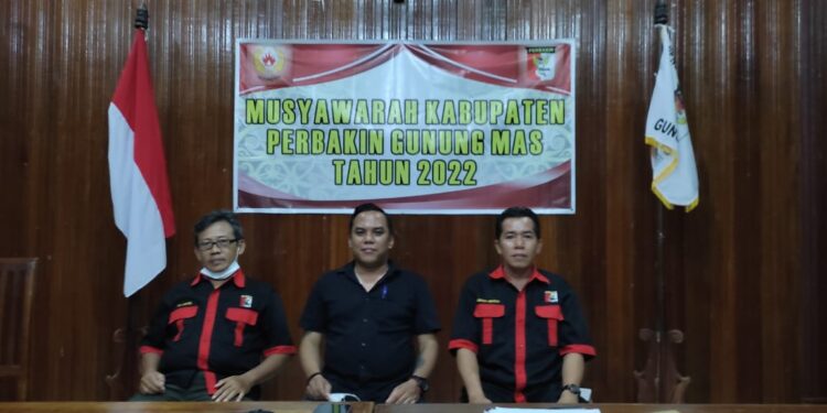 Nopitrio Eka (tengah)