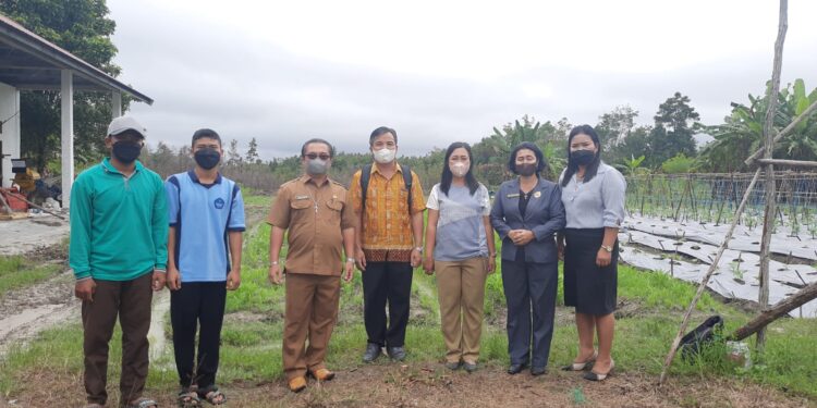 Anggota DPRD Kabupaten Gumas Pdt Rayaniatie Djangkan, M.Th bersama Kepala Distan Kabupaten Gumas Letus Guntur, Kepala SMKN 1 Mihing Raya Tatardi, siswa magang, dan lainnya berfoto bersama di BPP/BP3K Mihing Raya, Selasa (15/2/2022). (MASAPNEWS/GCM)