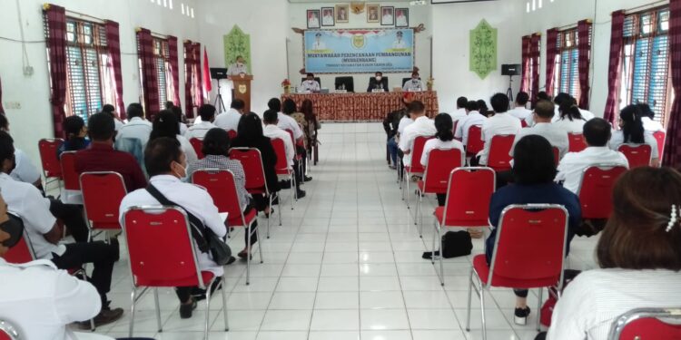 Peserta Musrenbang Kecamatan Kurun, saat mendengarkan sambutan Bupati yang disampaikan Asisten I Setda Gumas Lurand, Rabu (16/2/2022).