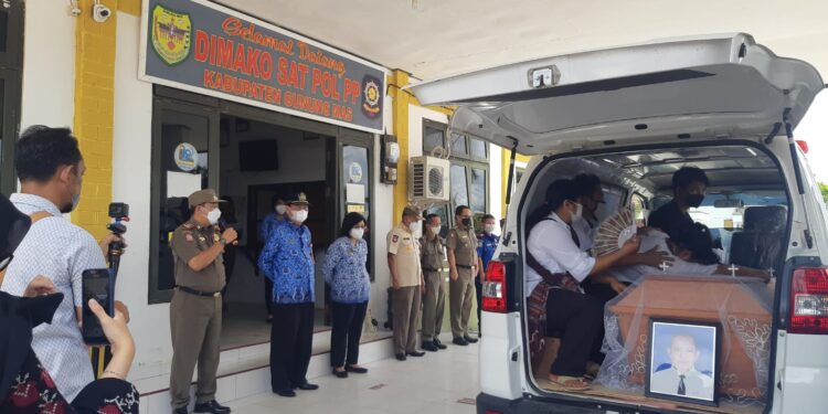 Wabup Efrensia LP Umbing dan Sekda Gumas Yansiterson saat mengikuti upacara penghormatan terakhir alm Apriyadi Yusli yang terakhir menjabat sebagai Kasubbag Kepegawaian Satpol PP setempat, Kamis (17/2/2022)