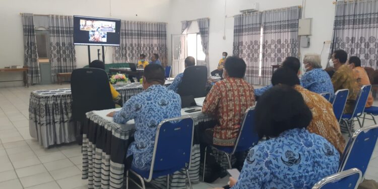 Asisten I Lurand yang didampingi Kepala Bappedalitbang setempat saat mengikuti penilaian tahap Il verifikasi dan wawancara PPD Tahun 2022 oleh Kementerian PPN/Bappenas RI melalui virtual zoom meeting di aula Bappedalitbang setempat, Kamis (17/2/2022)