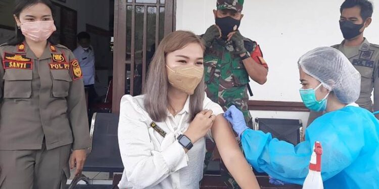 Anggota DPRD Kabupaten Gumas Yuniwa saat mengikuti vaksinasi booster di sela kegiatan Musrenbang Kecamatan Kurun, di aula kantor kecamatan setempat, Rabu (16/2/2022). (MASAPNEWS/GCM)
