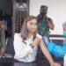 Anggota DPRD Kabupaten Gumas Yuniwa saat mengikuti vaksinasi booster di sela kegiatan Musrenbang Kecamatan Kurun, di aula kantor kecamatan setempat, Rabu (16/2/2022). (MASAPNEWS/GCM)