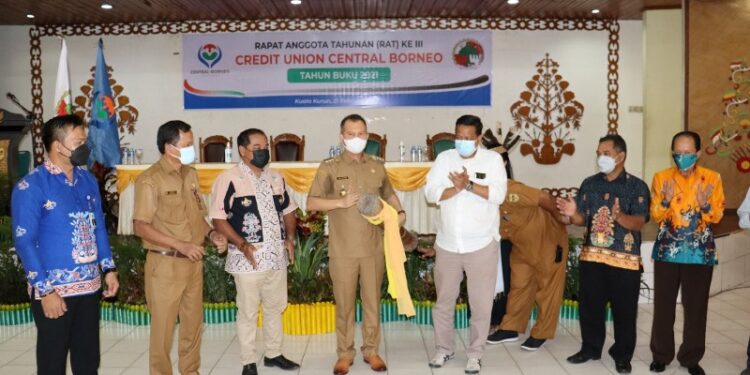 Bupati Gumas Jaya S Monong membuka RAT Koperasi CU Central Borneo dengan memukul katambung, di GPU Tampung Penyang Kuala Kurun, Senin (21/2/2022). (Foto : Diskomifosantik Gumas)