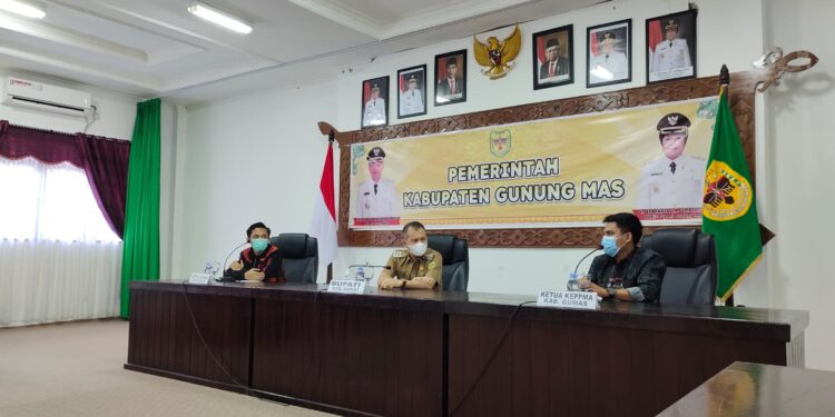 Bupati Gumas Jaya S Monong bersama pengurus SAPMA Pemuda Pancasila, Keppma, Duta Anti Narkotika melakukan pertemuan di ruang rapat lantai 1 kantor bupati, Senin (21/2/2022). (Foto : SAPMA Pemuda Pancasila Gumas)