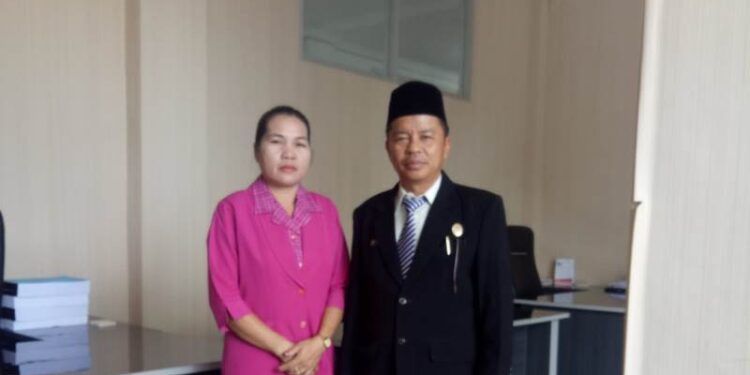 Wakil Ketua Komisi I DPRD Kabupaten Gumas, Polie L Mihing dan istri. (Foto : Dokumentasi pribadi)