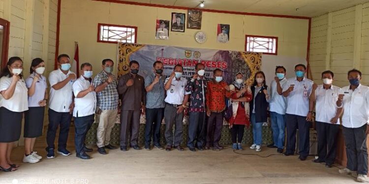 Anggota DPRD Kabupaten Gumas Polie L Mihing bersama rekan anggota DPRD dari dapil III, Camat Damang Batu Damai, dan lainnya berfoto bersama saat melaksanakan reses di Kecamatan Damang Batu, Rabu 23 Februari 2022. (Foto : Pemerintah Kecamatan Damang Batu)