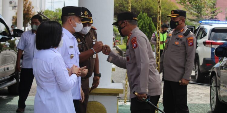 Bupati Gumas Jaya Samaya Monong didampingi Wabup Efrensia L.P Umbing saat menerima kedatangan Kapolda Kalteng Irjen Pol Nanang Avianto di kantor Bupati setempat, Rabu (23/2/2022). (Foto : Polres Gumas)