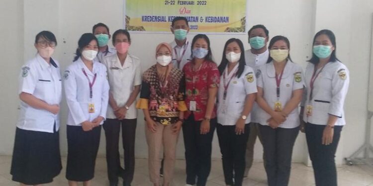 Komite Keperawatan, Bidang Keperawatan dan Mitra Bestari berfoto bersama di sela kegiatan. (Foto : UPT RSUD Kuala Kurun)