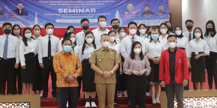 Bupati Gumas Jaya S Monong bersama Anggota DPRD Gumas Untung Jaya Bangas, pengurus KEPPMA Kabupaten Gumas, dan lainnya berfoto bersama usai pelantikan. (Foto : KEPPMA Kabupaten Gumas)