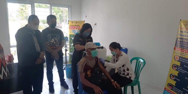 Wabup Gumas Efrensia L.P Umbing memantau pelaksanaan vaksinasi COVID-19 di Puskesmas Tampang Tumbang Anjir Kecamatan Kurun, Sabtu (26/2/2022). (MASAPNEWS/GCM)