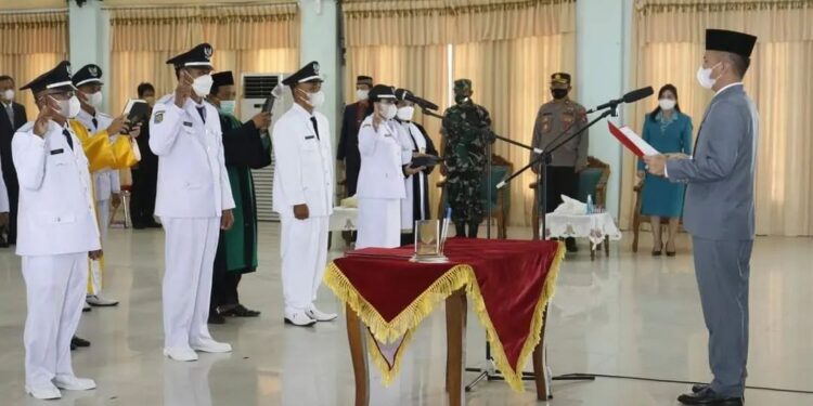 Bupati Gumas Jaya S Monong melantik 14 kepala desa, di GPU Damang Batu Kuala Kurun, Kamis (10/3/2022). (Foto : Protokol dan Perjalanan Setda Gumas)