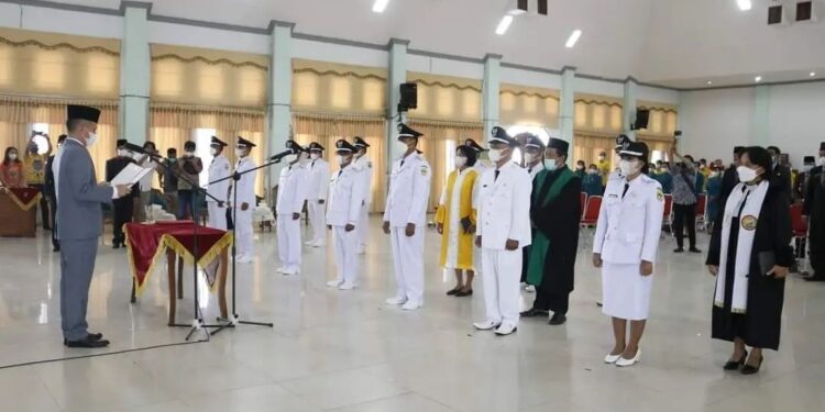 Bupati Gumas Jaya S Monong melantik 14 kepala desa, di GPU Damang Batu Kuala Kurun, Kamis (10/3/2022). (Foto : Protokol dan Perjalanan Setda Gumas)