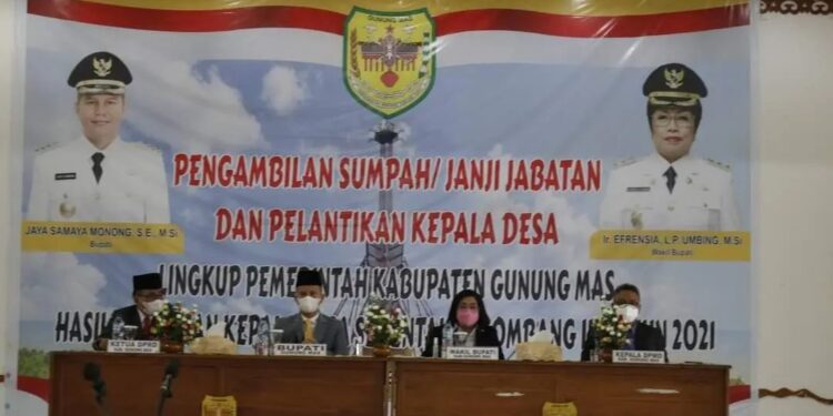 (Dari kiri) Ketua DPRD Kabupaten Gumas Akerman Sahidar, Bupati Jaya S Monong, Wakil Bupati Efrensia L.P Umbing, dan Kepala DPMD Yulius saat pelantikan 14 kades terpilih hasil Pilkades Serentak Gelombang III tahun 2021, di GPU Damang Batu Kuala Kurun, Kamis (10/3/2022). (Foto : Protokol dan Perjalanan Setda Gumas)