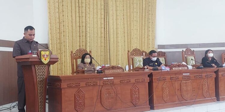 Ketua Fraksi Partai Nasdem-Hanura DPRD Kabupaten Gumas Evandi, saat rapat paripurna di Kuala Kurun, Senin (14/3/2022). (Foto : Diskominfosantik Gumas)