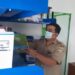 Kades Tewang Pajangan Mulyadi menunjukkan ratusan buku yang merupakan bantuan dari Perpusnas dan saat ini sudah tersedia di perpustakaan desa setempat, Senin (21/3/2022). (MASAPNEWS/GCM)