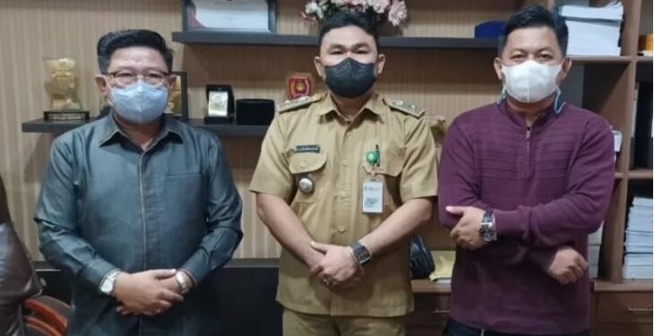 Wakil Ketua II DPRD Kotawaringin Timur Hairis Salamad (kiri) menerima kepala desa dari Kecamatan Bukit Santuai yang menyampaikan aspirasi jaringan listrik, Senin (21/3/2022). (ANT/IST)