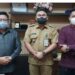 Wakil Ketua II DPRD Kotawaringin Timur Hairis Salamad (kiri) menerima kepala desa dari Kecamatan Bukit Santuai yang menyampaikan aspirasi jaringan listrik, Senin (21/3/2022). (ANT/IST)