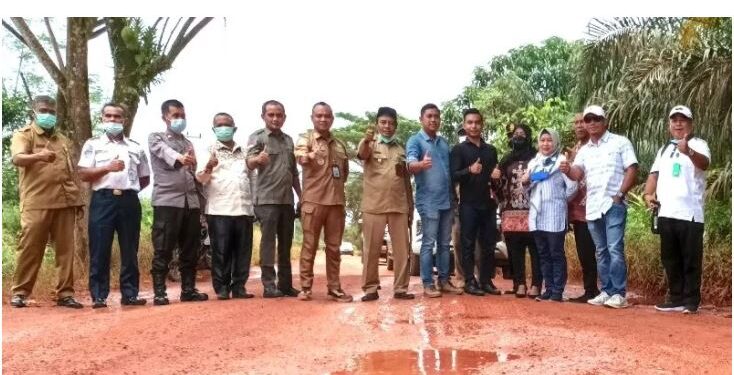 Rombongan Komisi IV DPRD Kotawaringin Timur saat meninjau kondisi jalan poros Tanah Mas, Selasa (22/3/2022). (ANT)