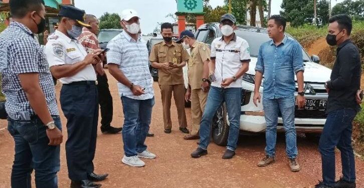 Rombongan Komisi IV saat meninjau jalan yang digunakan perusahaan perkebunan kelapa sawit BGA Group di Kecamatan Cempaga Hulu, Selasa (22/3/2022). (ANT)