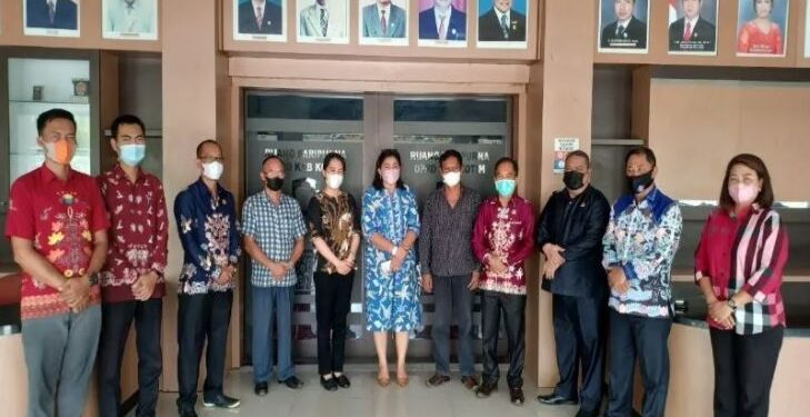 Rombongan Komisi II DPRD Kabupaten Katingan saat kunjungan kaji tiru peraturan daerah terkait retribusi dan pajak daerah di DPRD Kotawaringin Timur, Kamis (24/3/2022). (ANT/IST)