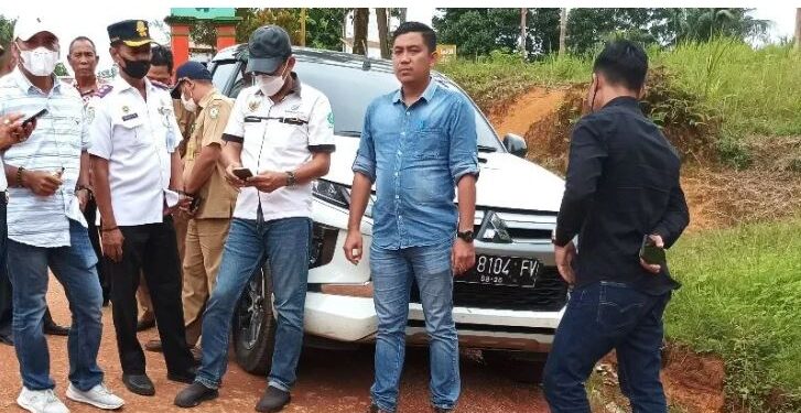 Ketua Komisi IV DPRD Kotim Muhammad Kurniawan Anwar (pakaian biru) bersama anggotanya saat memantau jalan daerah yang digunakan perusahaan perkebunan sawit, Selasa (22/3/2022). (ANT)