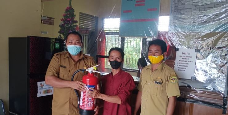 Foto dokumentasi - Lurah Tampang Tumbang Anjir Berjoaldi (kiri) menyerahkan APAR kepada Ketua RT 03 Koleng, di kantor kelurahan setempat, Rabu (1/9/2021). (Foto : Pemerintah Kelurahan Tampang Tumbang Anjir)