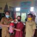 Foto dokumentasi - Lurah Tampang Tumbang Anjir Berjoaldi (kiri) menyerahkan APAR kepada Ketua RT 03 Koleng, di kantor kelurahan setempat, Rabu (1/9/2021). (Foto : Pemerintah Kelurahan Tampang Tumbang Anjir)