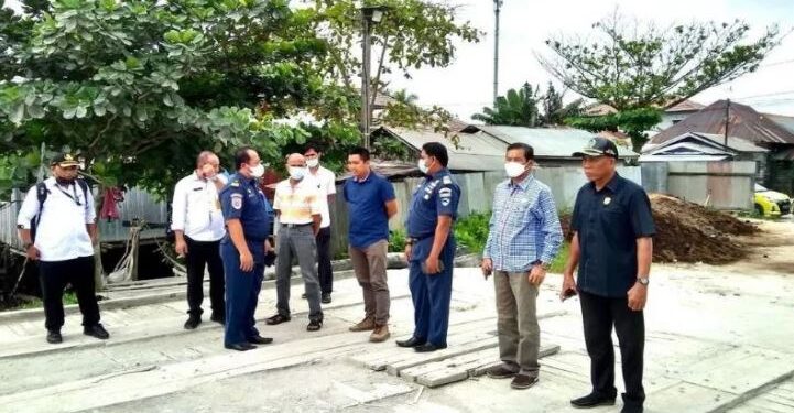 Ketua Komisi IV DPRD Kotawaringin Timur Muhammad Kurniawan Anwar (kemeja biru) saat kunjungan ke lapangan, Rabu (29/3/2021). (ANT/IST)
