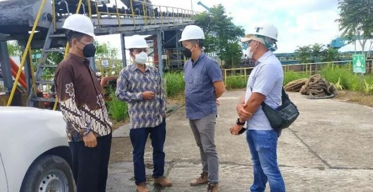 Ketua Komisi IV DPRD Kotawaringin Timur Muhammad Kurniawan Anwar (dua kanan) bersama anggota Komisi IV Nadie dan Bima Santoso saat memantau sejumlah TUKS, Senin (19/7/2021) lalu. (ANT)