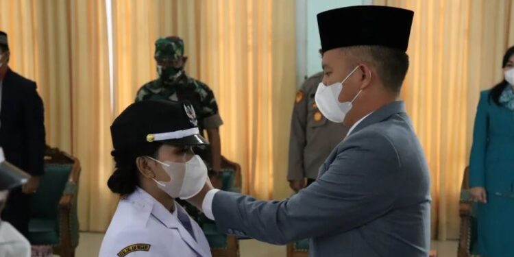 Bupati Gumas Jaya S Monong melantik kades terpilih hasil Pilkades Serentak Gelombang III, di GPU Damang Batu Kuala Kurun, Kamis (10/3/2022). (Foto : Diskominfosantik Gumas)
