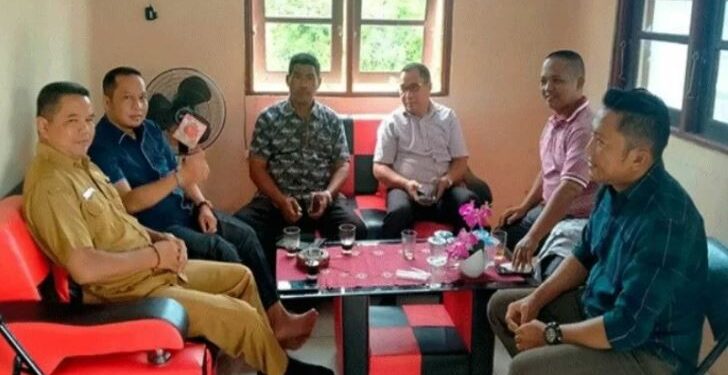 Anggota DPRD Kotawaringin Timur Dadang Siswanto (kanan) bersama rekannya saat reses ke Desa Tinduk Kecamatan Baamang, belum lama ini. (ANT/IST)