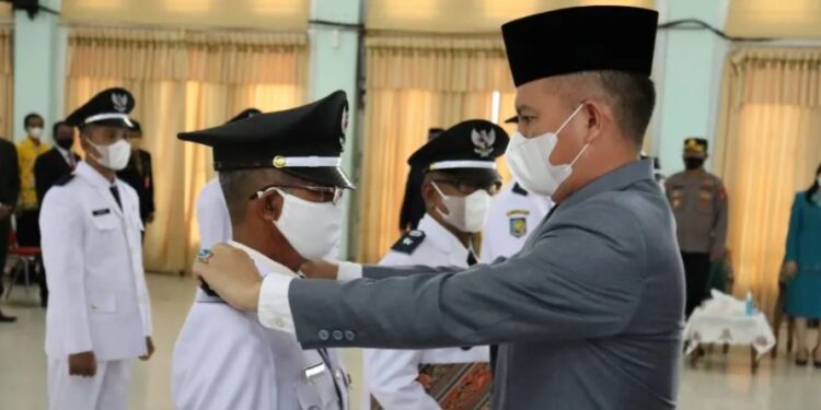 Bupati Gumas Jaya S Monong melantik kades terpilih hasil Pilkades Serentak Gelombang III, di GPU Damang Batu Kuala Kurun, Kamis (10/3/2022). (Foto : Diskominfosantik Gumas)