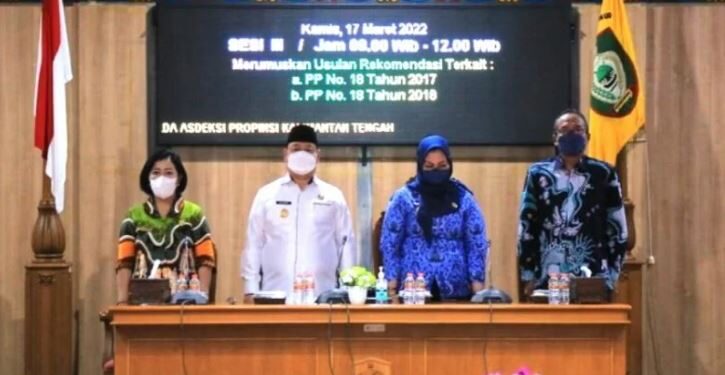 Ketua DPRD Rinie (kiri) bersama Bupati Halikinnor, Wakil Bupati Irawati dan Ketua Umum Asdeksi Widyo Prayitno saat pembukaan rapat koordinasi daerah Asdeksi Provinsi Kalimantan Tengah di ruang rapat paripurna DPRD Kotawaringin Timur, Rabu (16/3/2022). (ANT/IST)