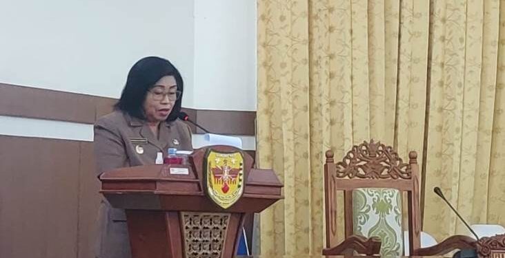 Wakil Bupati Gumas Efrensia L.P Umbing membacakan sambutan Bupati Jaya S Monong, saat rapat paripurna dengan agenda jawaban pemerintah daerah atas pandangan umum Fraksi Pendukung DPRD, di Kuala Kurun, Senin (14/3/2022). (Foto : Setwan Gumas)