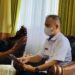 Bupati Gumas Jaya S Monong (kemeja putih) memberi keterangan kepada awak media di ruang kerjanya, Rabu (2/3/2022). (IST)