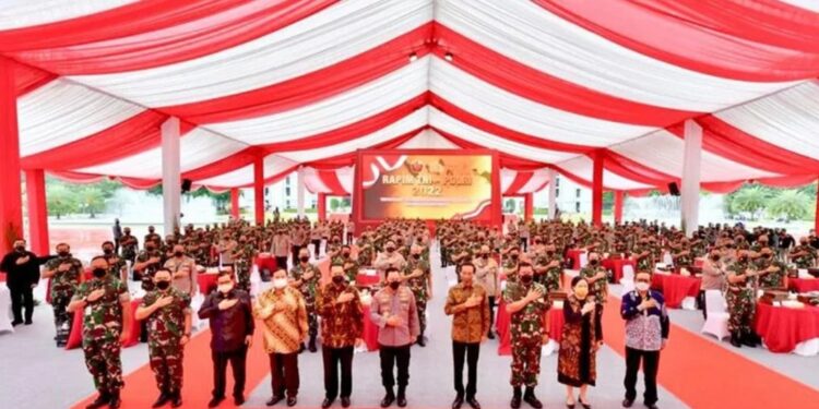 Presiden Jokowi menghadiri pembukaan Rapat Pimpinan TNI dan POLRI Tahun 2022 di Mabes TNI Cilangkap, Jakarta Timur pada Selasa (1/3/2022). (MASAPNEWS/ANT)