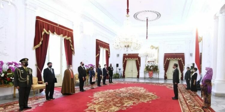 Presiden Joko Widodo didampingi Iriana Joko Widodo menerima surat kepercayaan dari enam duta besar luar biasa dan berkuasa penuh (LBBP) negara-negara sahabat, di Istana Merdeka Jakarta, Rabu (2/3). (MASAPNEWS/ANT/HO-Biro Pers Sekretariat Presiden)