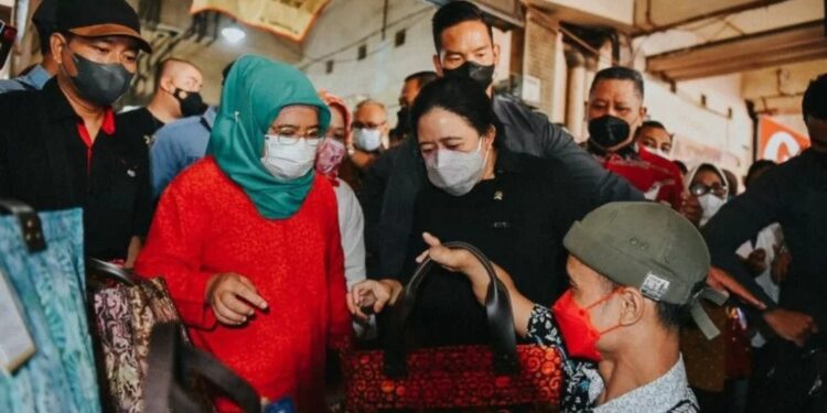 Ketua DPR RI Puan Maharani memborong tas produksi penyandang disabilitas saat berkunjung ke Pasar Tambahrejo, Kota Surabaya, Jawa Timur, Rabu (2/3/2022). (MASAPNEWS/ANT/HO-PDIP Surabaya)