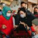 Ketua DPR RI Puan Maharani memborong tas produksi penyandang disabilitas saat berkunjung ke Pasar Tambahrejo, Kota Surabaya, Jawa Timur, Rabu (2/3/2022). (MASAPNEWS/ANT/HO-PDIP Surabaya)