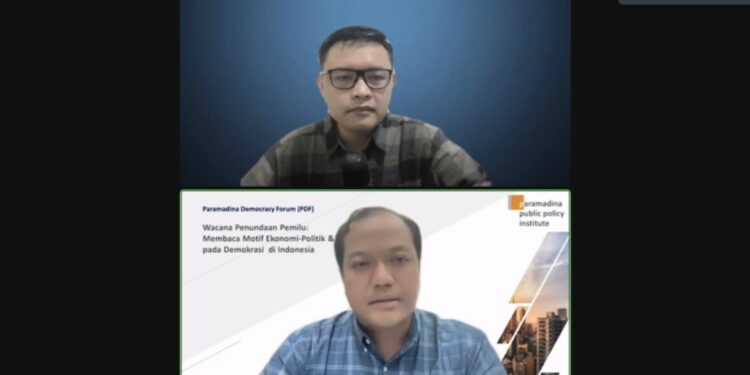 Tangkapan layar pengamat politik Universitas Paramadina A. Khoirul Umam (bawah) dalam webinar bertajuk "Wacana Penundaan Pemilu: Membaca Motif Ekonomi-Politik dan Dampaknya pada Demokrasi di Indonesia" yang disiarkan di kanal YouTube Universitas Paramadina, dipantau dari Jakarta, Rabu (2/3/2022). (MASAPNEWS/ANT)
