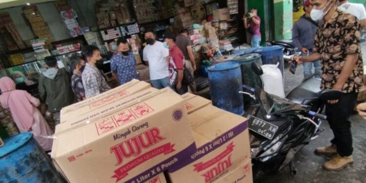 Diskoperindag Cianjur, Jawa Barat, menjamin ketersediaan stok minyak goreng mencukupi dan aman hingga bulan puasa, karena stok disalurkan ke agen dan pedagang. (MASAPNEWS/ANT)