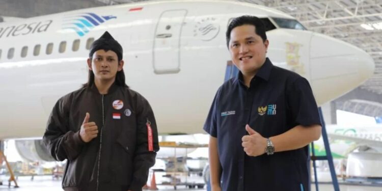 Ilusrasi: Menteri BUMN Erick Thohir (kanan) bertemu dengan pembuat miniatur pesawat terbang Garuda Indonesia Gus Humaidi (kiri) di Bandara Soekarno Hatta, Tangerang, Selasa (15/2/2022). (MASAPNEWS/ANT/HO-Kementerian BUMN)