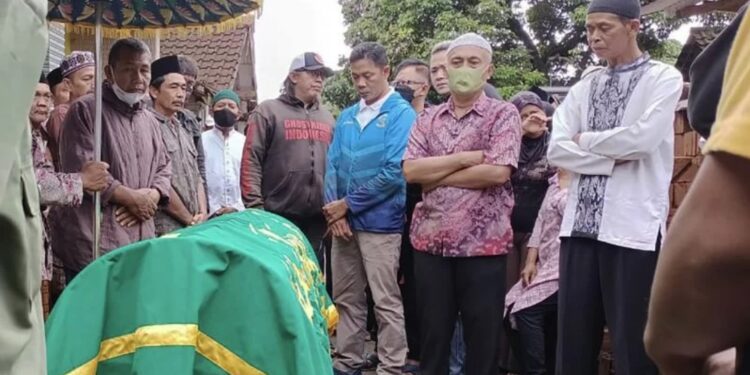 Keluarga dan kerabat tengah melakukan persiapan untuk melakukan proses pemakaman jenazah petinju nasional Hero Tito, di Desa Banjarejo, Kecamatan Pakis, Kabupaten Malang, Jawa Timur, Jumat (4/3/2022). (MASAPNEWS/ANT/HO-Achmad Haris)