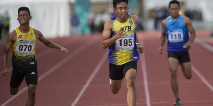 Arsip foto - Pelari Nusa Tenggara Barat Lalu Muhammad Zohri (tengah) beradu cepat dengan pelari-pelari lainnya dalam final lari 200 meter putra PON Papua di Stadion Atletik Mimika Sport Center, Kabupaten Mimika, Papua, Senin (11/10/2021). (MASAPNEWS/ANT)