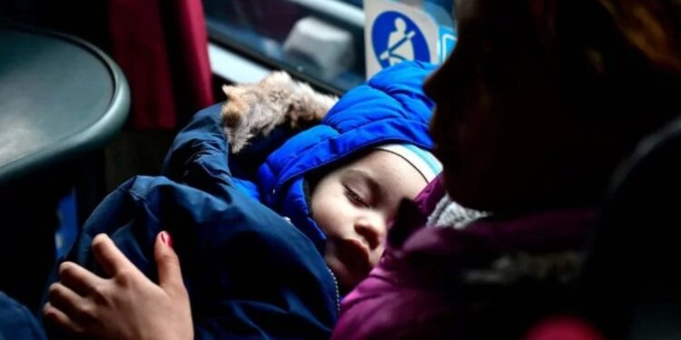 Arsip - Seorang anak pengungsi dari Ukraina digendong ibunya saat menunggu transportasi di stasiun Nyugati, setelah invasi Rusia ke Ukraina, di Budapest, Hongaria, 28 Februari 2022. (MASAPNEWS/ANT/Reuters)