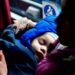 Arsip - Seorang anak pengungsi dari Ukraina digendong ibunya saat menunggu transportasi di stasiun Nyugati, setelah invasi Rusia ke Ukraina, di Budapest, Hongaria, 28 Februari 2022. (MASAPNEWS/ANT/Reuters)